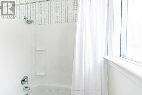 381 Applegrove Avenue, Peterborough (Northcrest Ward 5), ON - Indoor Photo Showing Bathroom