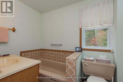 91 Oak Street, Unorganized Townships (Thorne), ON - Indoor Photo Showing Bathroom