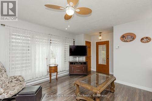 91 Oak Street, Unorganized Townships (Thorne), ON - Indoor Photo Showing Living Room