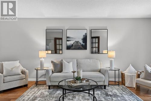 1821 Parkwood Circle, Peterborough (Monaghan Ward 2), ON - Indoor Photo Showing Living Room