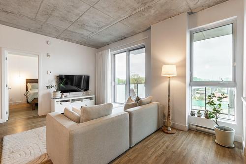 Salon - 511-8 Av. Donegani, Pointe-Claire, QC - Indoor Photo Showing Living Room