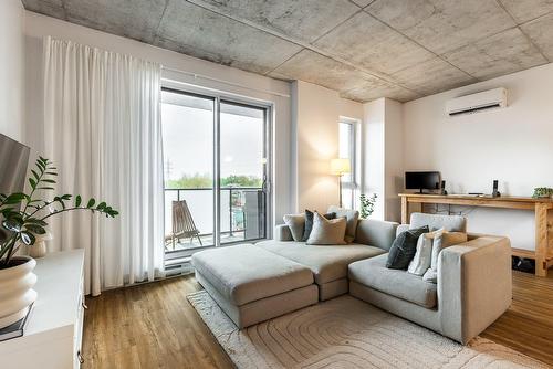 Salon - 511-8 Av. Donegani, Pointe-Claire, QC - Indoor