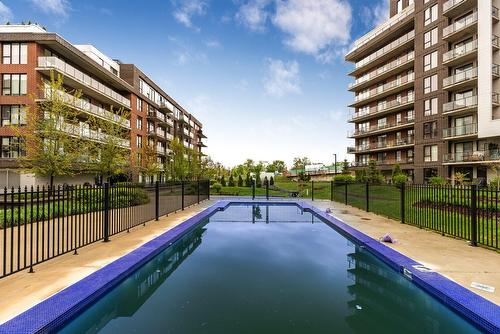 Piscine - 511-8 Av. Donegani, Pointe-Claire, QC - Outdoor With In Ground Pool With Balcony