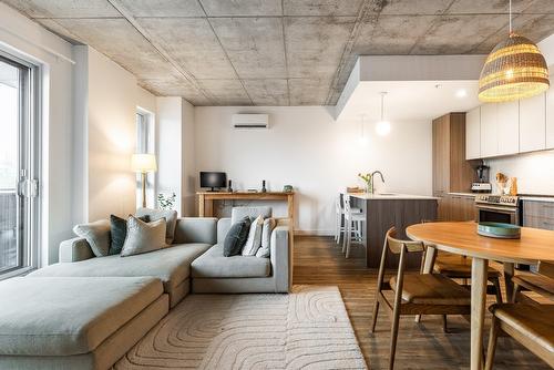 Salon - 511-8 Av. Donegani, Pointe-Claire, QC - Indoor