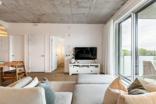 Salon - 511-8 Av. Donegani, Pointe-Claire, QC - Indoor Photo Showing Living Room