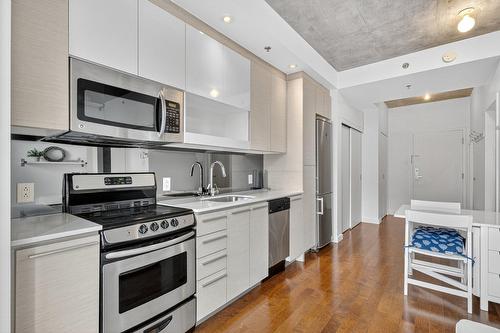 Cuisine - 608-71 Rue Duke, Montréal (Ville-Marie), QC - Indoor Photo Showing Kitchen With Upgraded Kitchen