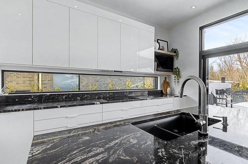 Cuisine - 4009 Rue Des Bolets, Saint-Bruno-De-Montarville, QC - Indoor Photo Showing Kitchen With Double Sink