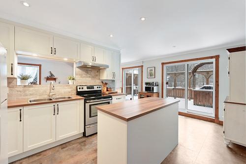 Cuisine - 319 23E Avenue E., Venise-En-Québec, QC - Indoor Photo Showing Kitchen With Double Sink