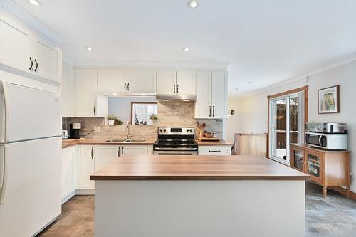 Cuisine - 319 23E Avenue E., Venise-En-Québec, QC - Indoor Photo Showing Kitchen With Double Sink