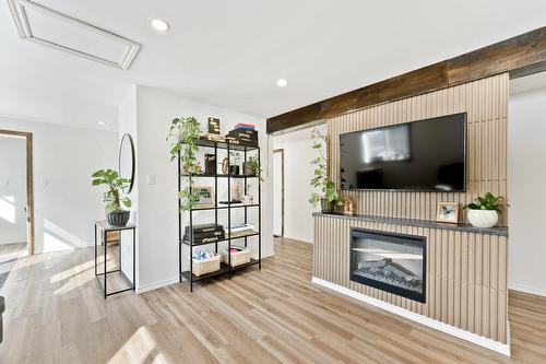 Salon - 390 Rue Principale, Stoke, QC - Indoor With Fireplace