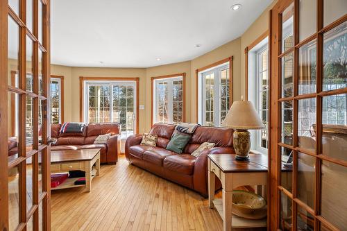 Salon - 38 Imp. Denise, Lac-Supérieur, QC - Indoor Photo Showing Living Room