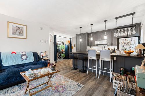 Salon - 202-3561 Rue De Rouen, Montréal (Mercier/Hochelaga-Maisonneuve), QC - Indoor