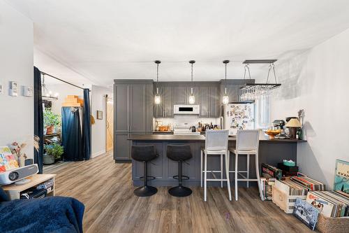 Cuisine - 202-3561 Rue De Rouen, Montréal (Mercier/Hochelaga-Maisonneuve), QC - Indoor Photo Showing Kitchen With Upgraded Kitchen