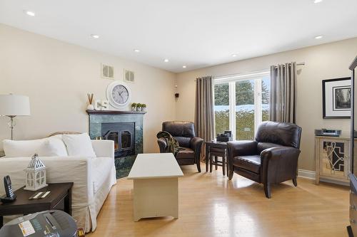 Salon - 320 Rue Brion, Saint-Amable, QC - Indoor Photo Showing Living Room With Fireplace