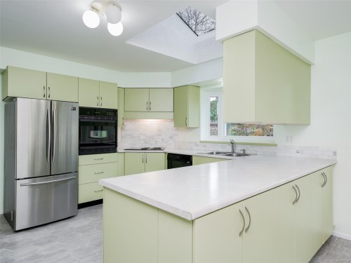 4220 Wakefield Pl, Saanich, BC 