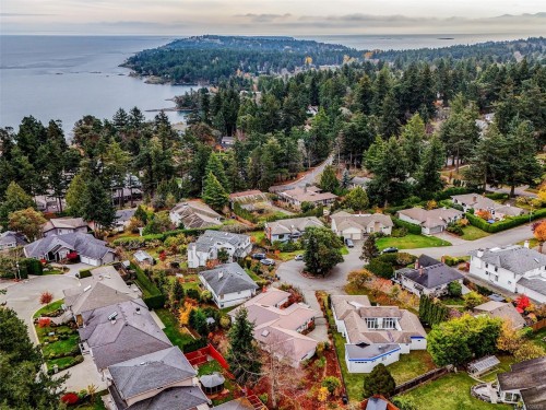 4220 Wakefield Pl, Saanich, BC 