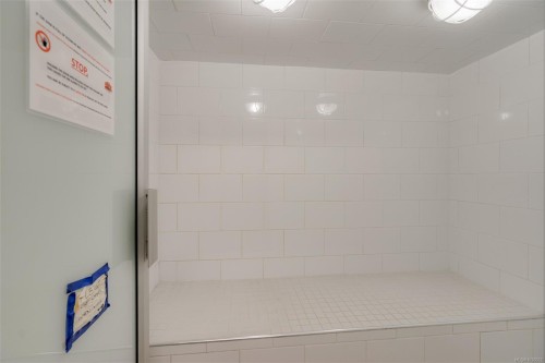 401-1630 Quadra St, Victoria, BC - Indoor Photo Showing Bathroom