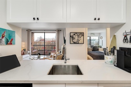401-1630 Quadra St, Victoria, BC - Indoor Photo Showing Kitchen