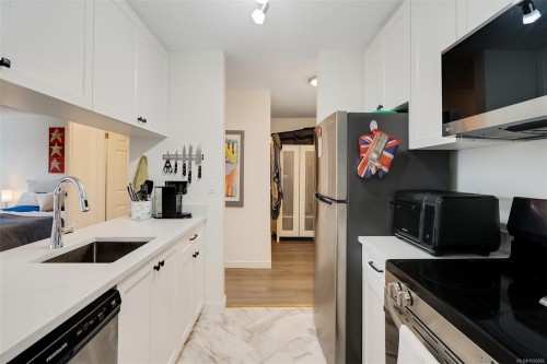 401-1630 Quadra St, Victoria, BC - Indoor Photo Showing Kitchen With Stainless Steel Kitchen