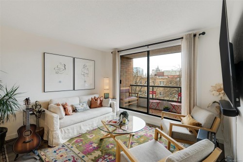 401-1630 Quadra St, Victoria, BC - Indoor Photo Showing Living Room