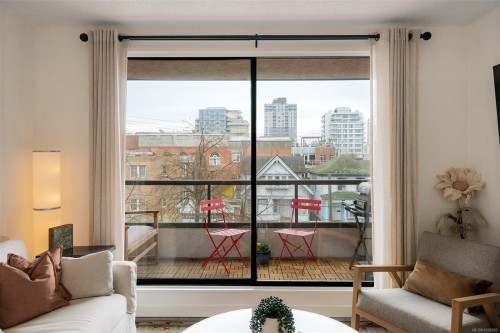 401-1630 Quadra St, Victoria, BC - Indoor Photo Showing Living Room