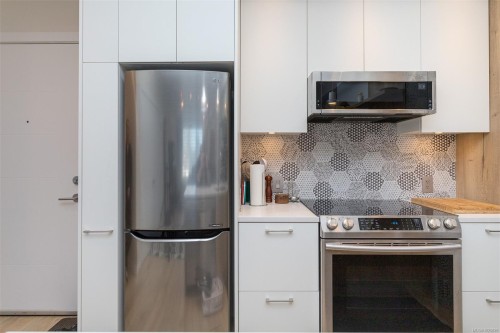 209-1588 North Dairy Rd, Saanich, BC - Indoor Photo Showing Kitchen