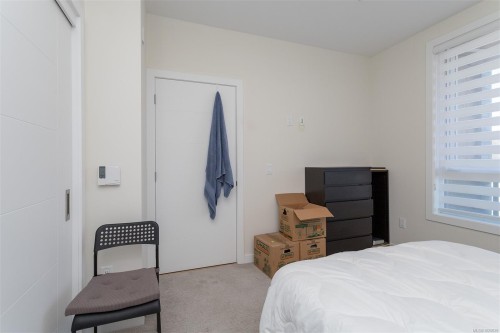209-1588 North Dairy Rd, Saanich, BC - Indoor Photo Showing Bedroom