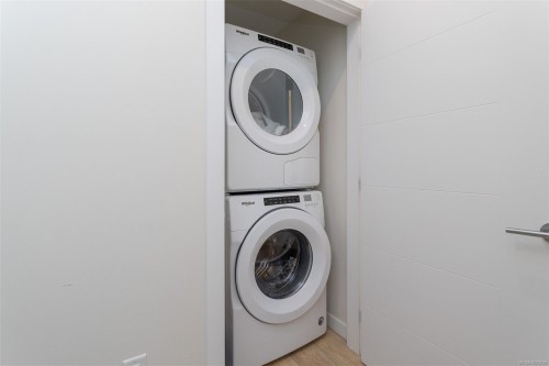 209-1588 North Dairy Rd, Saanich, BC - Indoor Photo Showing Laundry Room