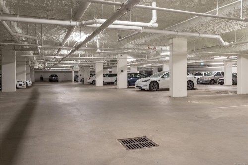 209-1588 North Dairy Rd, Saanich, BC - Indoor Photo Showing Garage