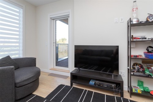 209-1588 North Dairy Rd, Saanich, BC - Indoor Photo Showing Living Room