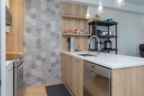 209-1588 North Dairy Rd, Saanich, BC - Indoor Photo Showing Kitchen
