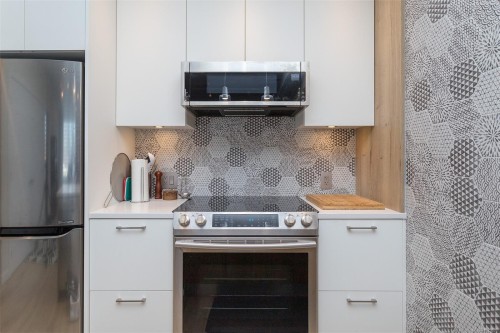 209-1588 North Dairy Rd, Saanich, BC - Indoor Photo Showing Kitchen With Upgraded Kitchen