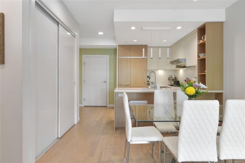 211-1033 Cook St, Victoria, BC - Indoor Photo Showing Dining Room