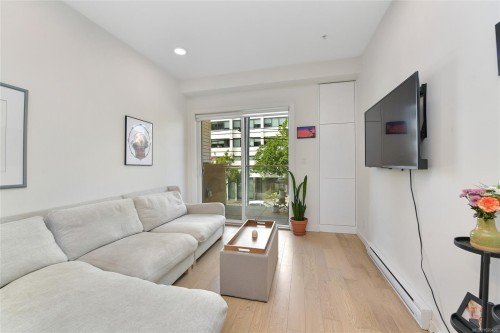 211-1033 Cook St, Victoria, BC - Indoor Photo Showing Living Room
