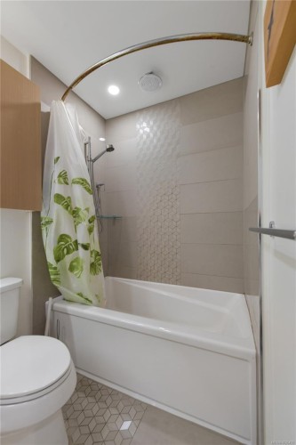 211-1033 Cook St, Victoria, BC - Indoor Photo Showing Bathroom