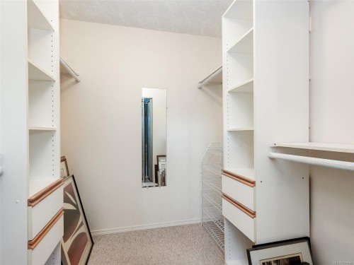 4010 Hollyridge Pl, Saanich, BC 