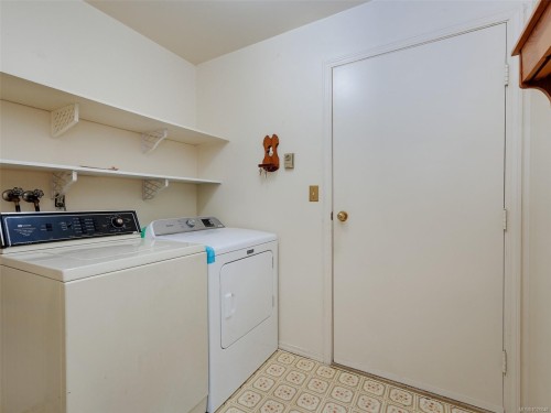 4010 Hollyridge Pl, Saanich, BC 