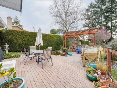 4010 Hollyridge Pl, Saanich, BC 