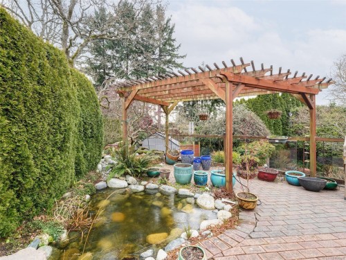 4010 Hollyridge Pl, Saanich, BC 