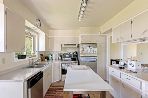 9775 West Saanich Rd, North Saanich, BC 