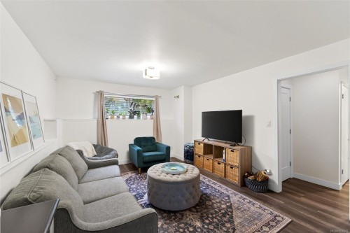 3905 Grange Rd, Saanich, BC 