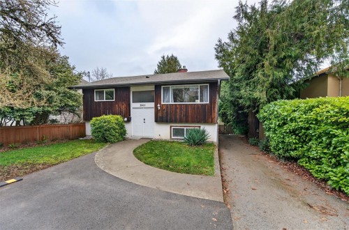 3905 Grange Rd, Saanich, BC 