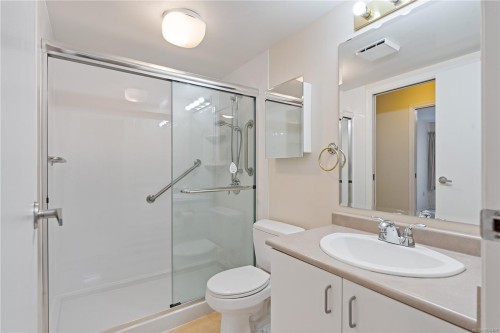 105-3915 St. Georges Lane, Saanich, BC - Indoor Photo Showing Bathroom