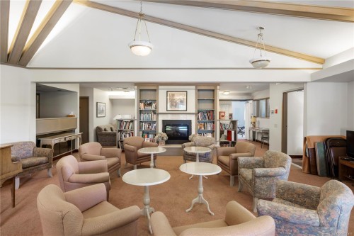 105-3915 St. Georges Lane, Saanich, BC - Indoor Photo Showing Living Room