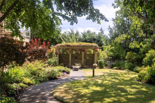 105-3915 St. Georges Lane, Saanich, BC - Outdoor