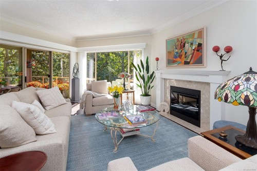 4-910 Maltwood Terr, Saanich, BC - Indoor Photo Showing Living Room With Fireplace
