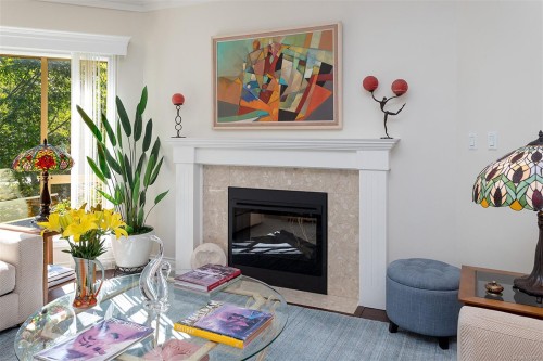 4-910 Maltwood Terr, Saanich, BC - Indoor Photo Showing Living Room With Fireplace