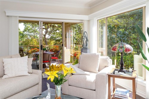 4-910 Maltwood Terr, Saanich, BC - Indoor Photo Showing Living Room