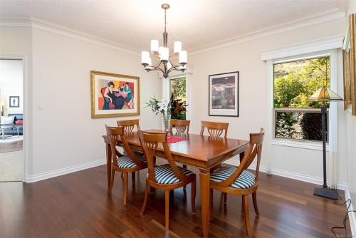 4-910 Maltwood Terr, Saanich, BC - Indoor Photo Showing Dining Room