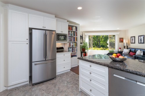 4-910 Maltwood Terr, Saanich, BC - Indoor Photo Showing Kitchen